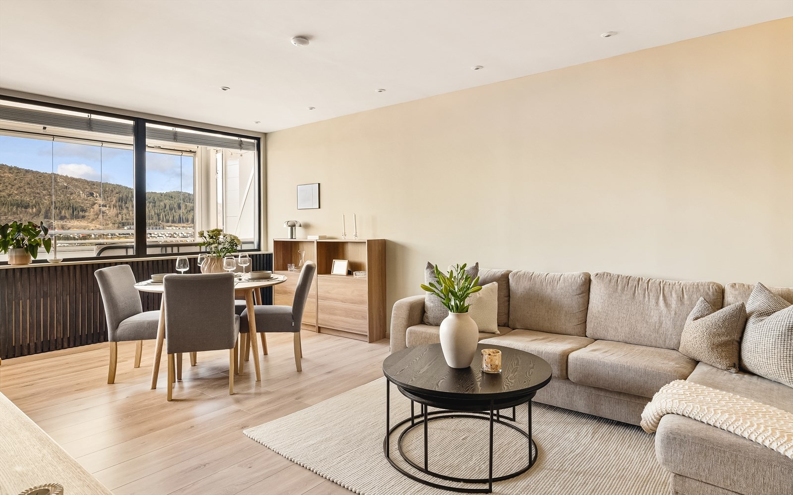 Lys og romslig stue med god plass til både sofagruppe og spisebord - et perfekt samlingspunkt for både hverdag og sosiale anledninger. Galleribilde