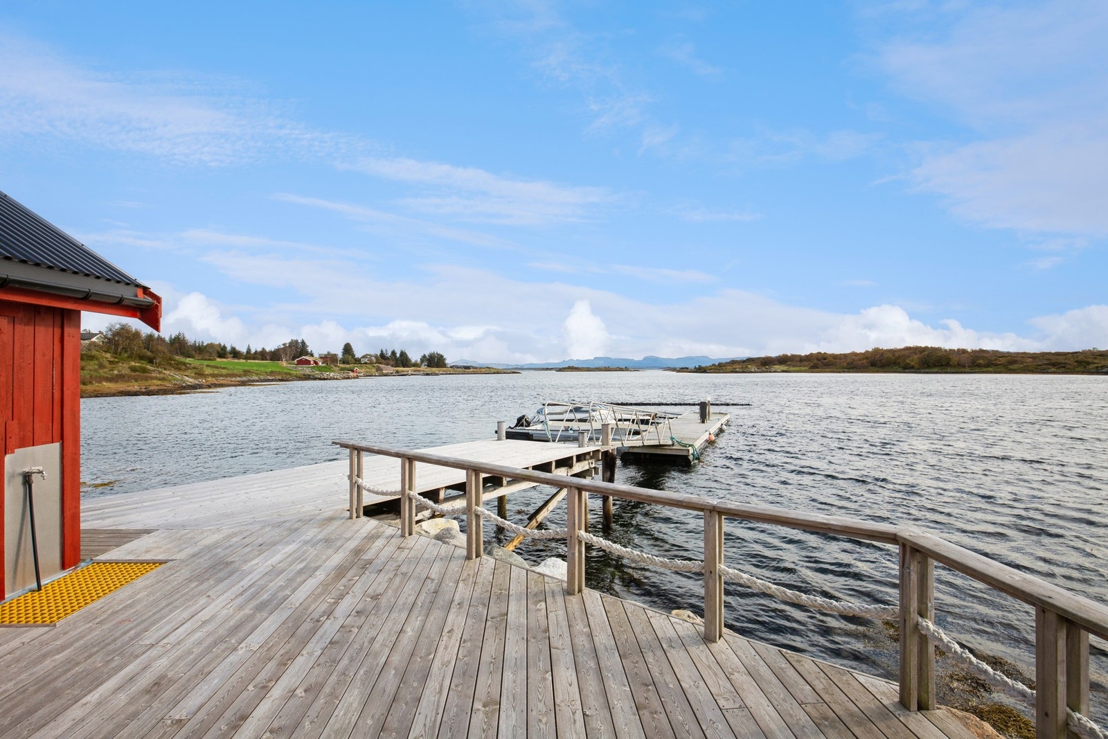 Naust med kai og flytebrygge Galleribilde