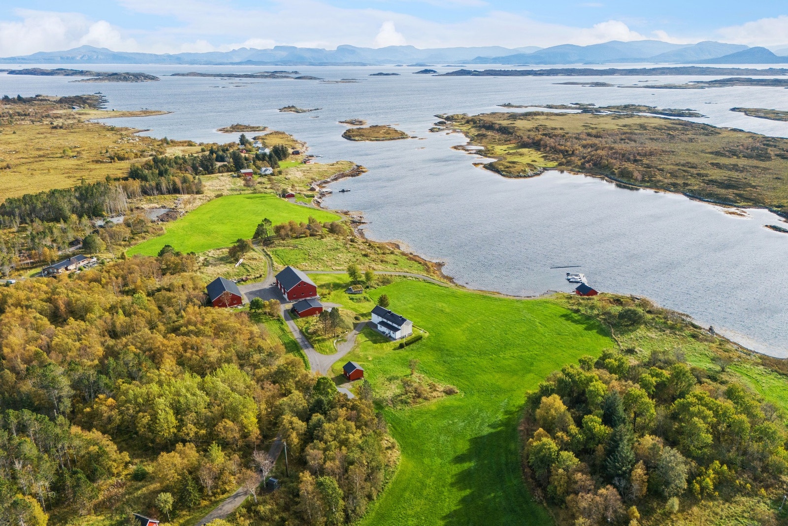 Tomten består av både fastland og flere holmer og skjær, og omfatter hovedsakelig skog og utmark. Galleribilde