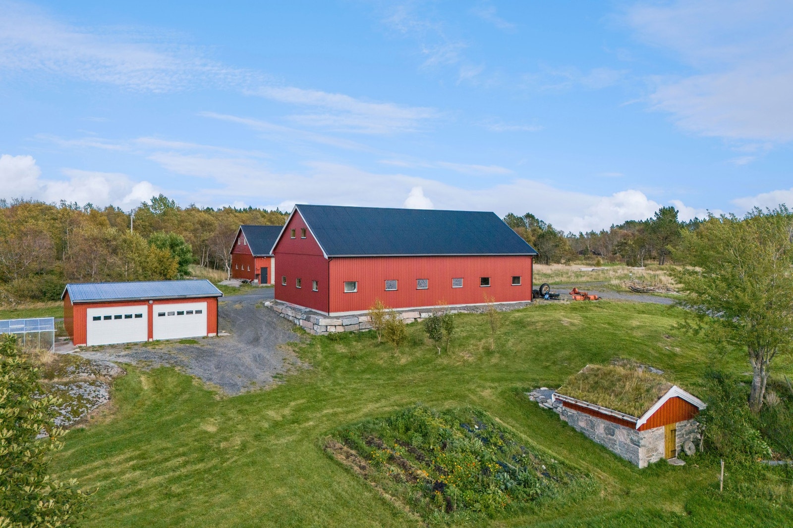 Lagerhall og et mindre lager Galleribilde