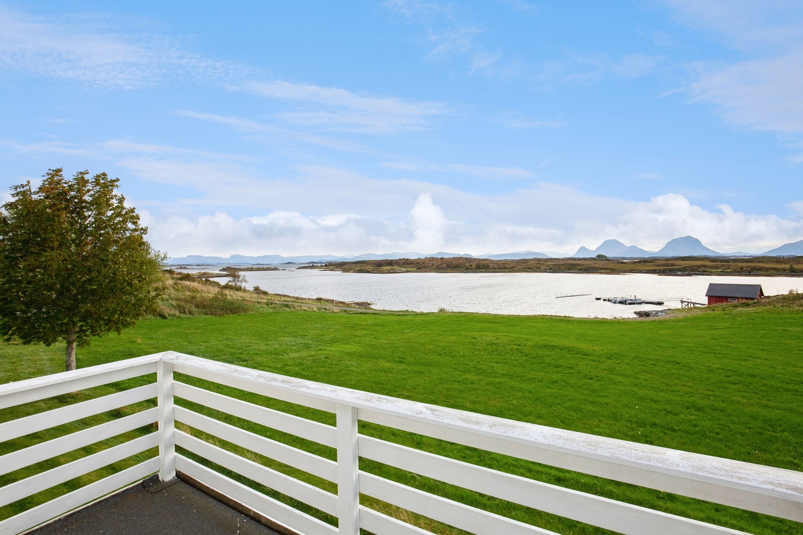Eiendommen har nærhet til sjø, båtplass og bruk av sjøareal Galleribilde