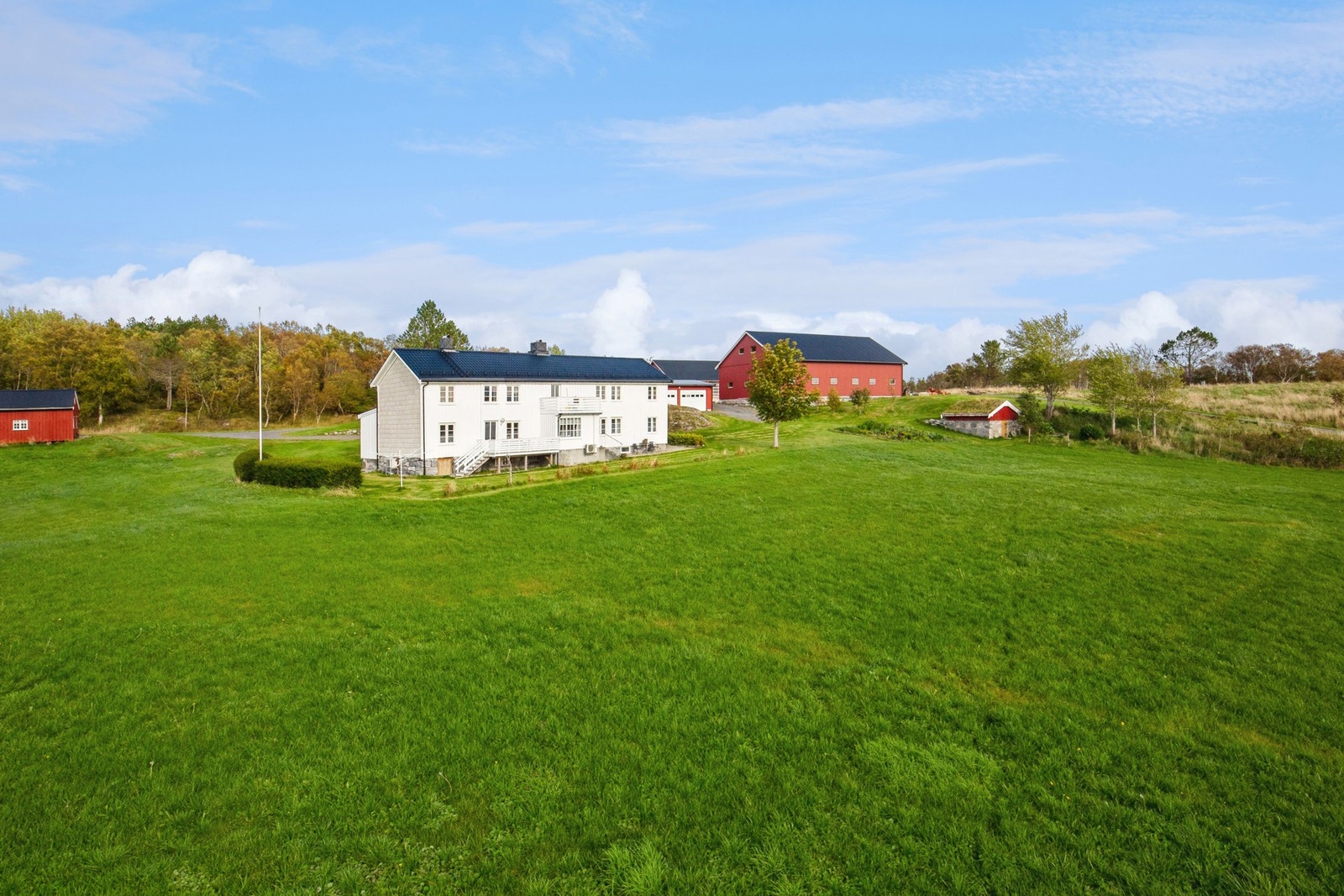 Bebyggelsen ligger samlet rundt tunet med tilhørende jordbruksarealer i tilknytning til gården Galleribilde