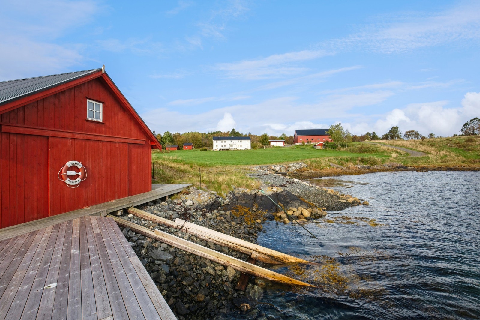 Naust med kai og flytebrygge Galleribilde