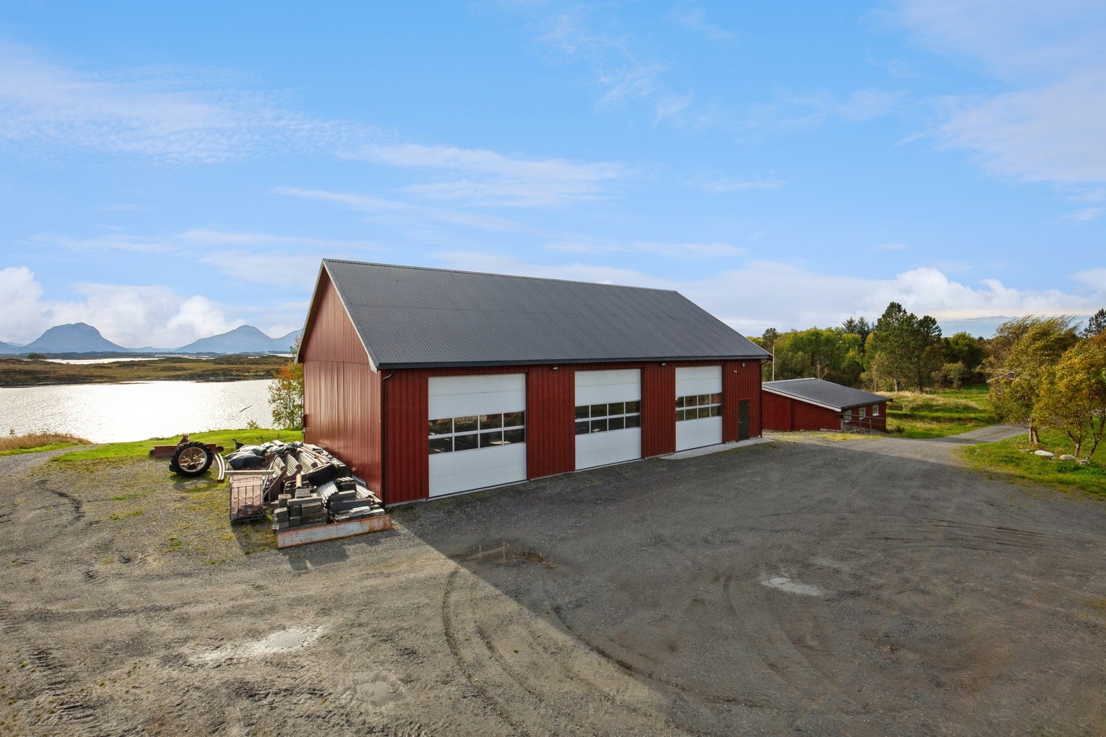 Lagerhall og et mindre lager Galleribilde