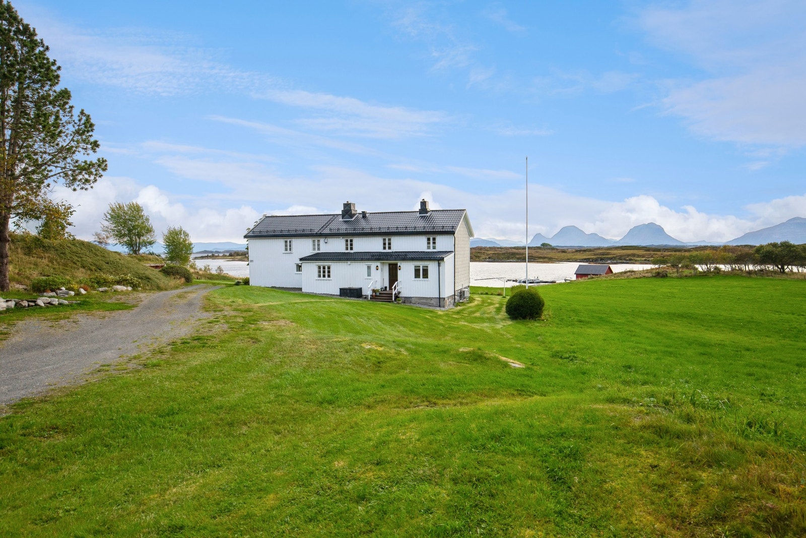 Eiendommen består av et gårdstun med våningshus/tomannsbolig, garasje, et eldre sommerfjøs, redskapshus m/verksted, lagerhall, et mindre lager, stabbur, eldre jordkjeller og naust Galleribilde