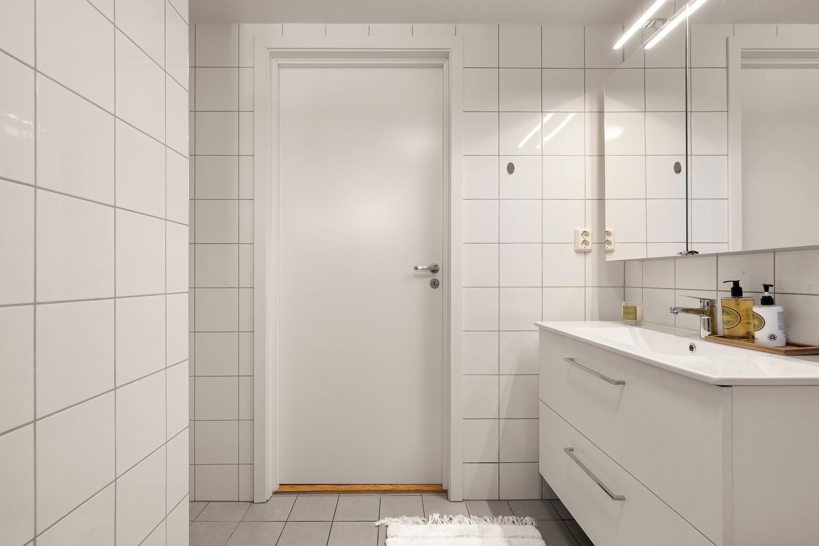 Badet inneholder servant, dusjkabinett og vegghengt wc og opplegg for vaskemaskin Galleribilde
