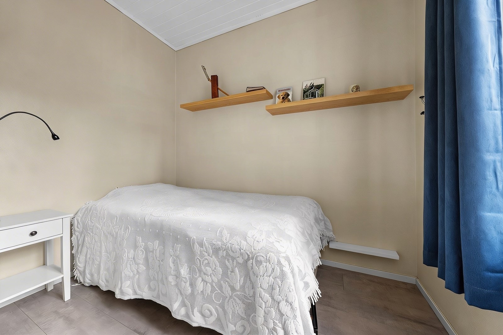Soverom II har god plass til dobbeltseng, skrivebord og garderober. Galleribilde