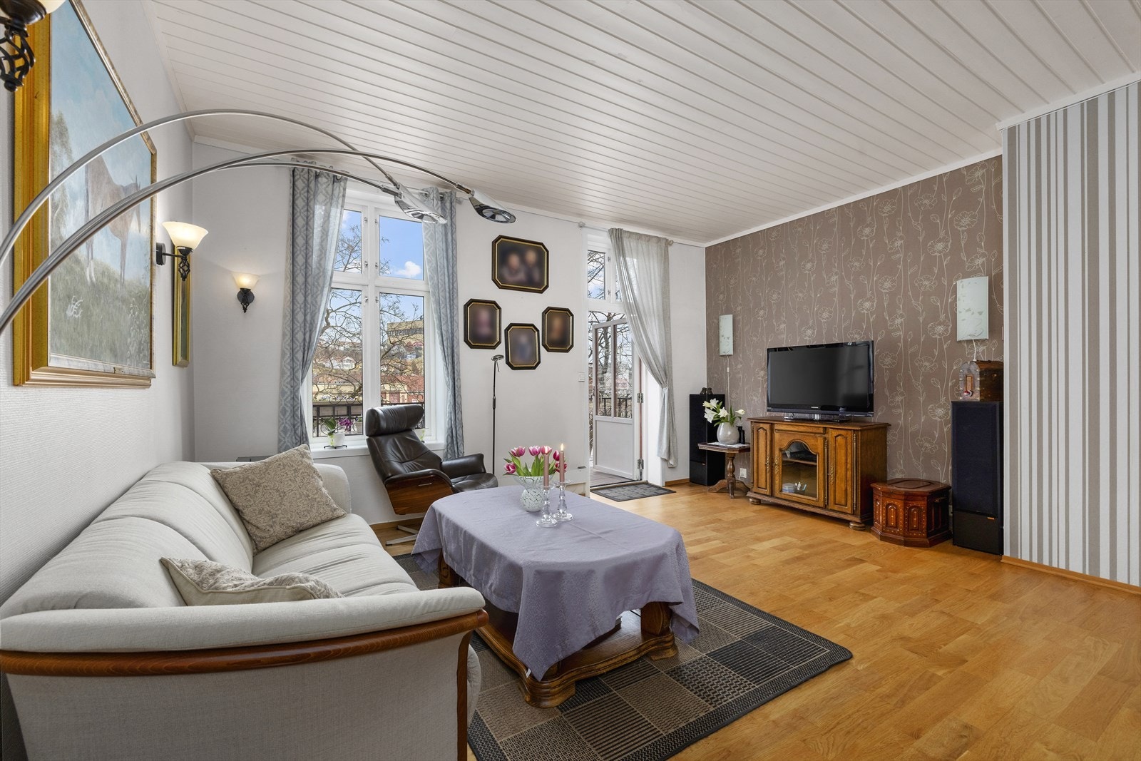 Store vinduer og verandadør gir fint med lys inn og man kan nyte den fine utsikten gjennom vinduene Galleribilde