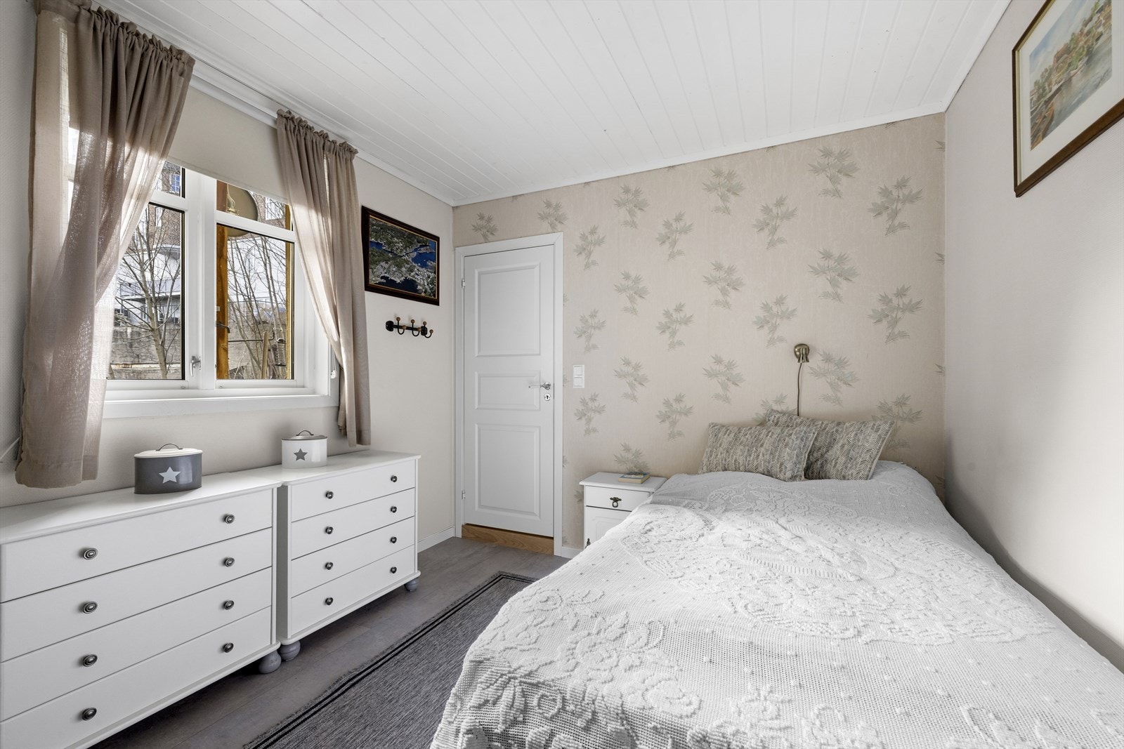 Master bedroom er romslig med god plass til dobbeltseng og garderobe. Galleribilde