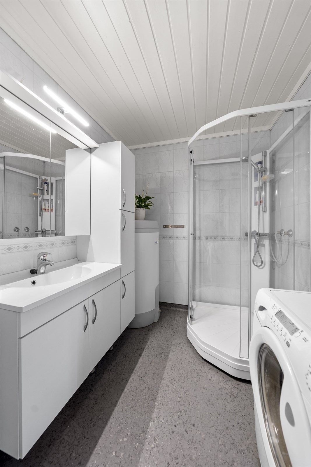 Baderommet har inngang fra master bedroom. Her er det blant annet varme i gulv og opplegg for vaskemaskin Galleribilde