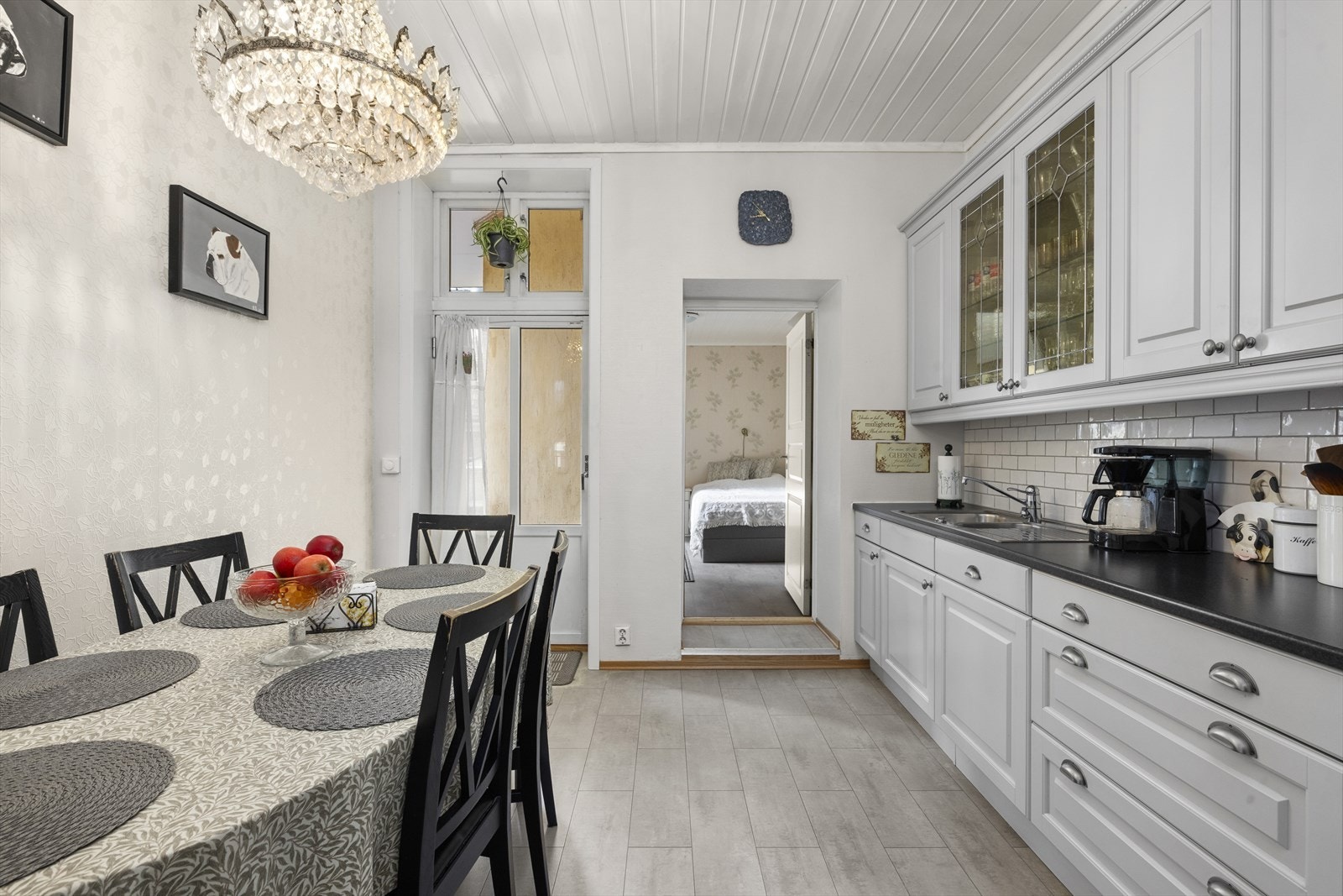 Fra kjøkken er det adkomst til master bedroom på høyre hånd og veranda på venstre hånd Galleribilde