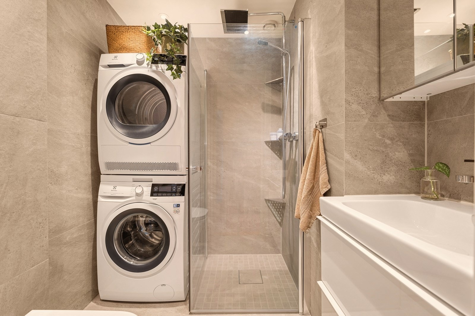 Flislagt bad pusset opp i 2019 med gulvvarme og opplegg for vaskemaskin. Galleribilde