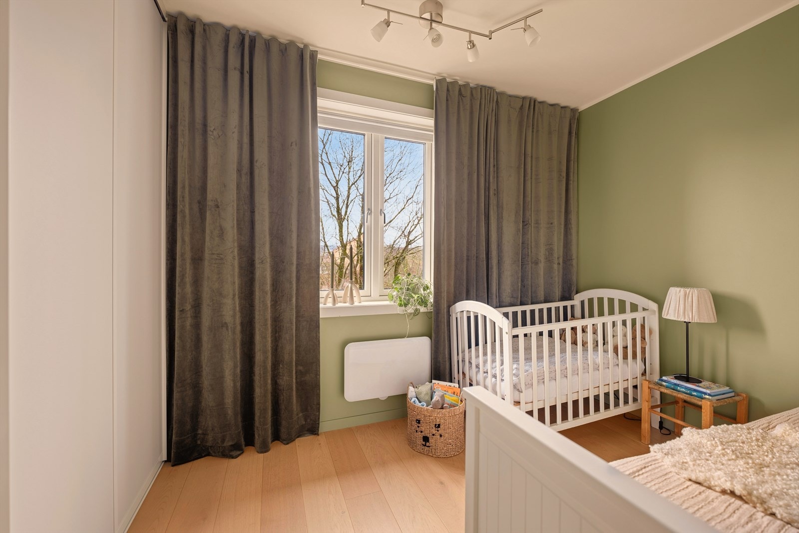 Soverom 2 er også romslig med plass til seng, garderobe- og kontorløsning. Galleribilde