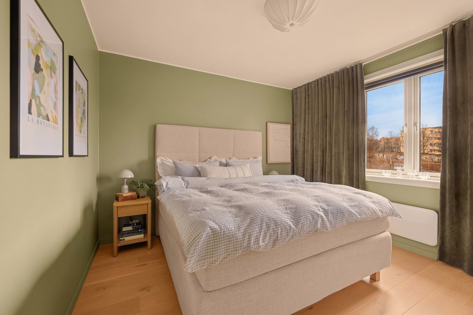 Nydelig hovesoverom med plass til stor seng, nattbord og garderobeløsning. Galleribilde