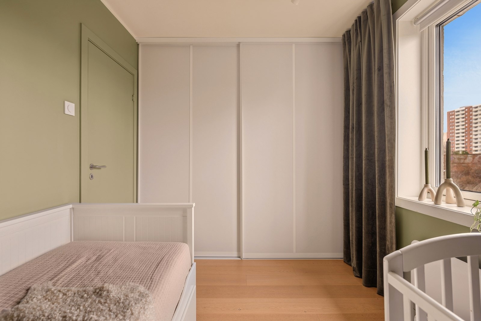 Soverom 2 har også plassbygget garderobeløsning. Galleribilde