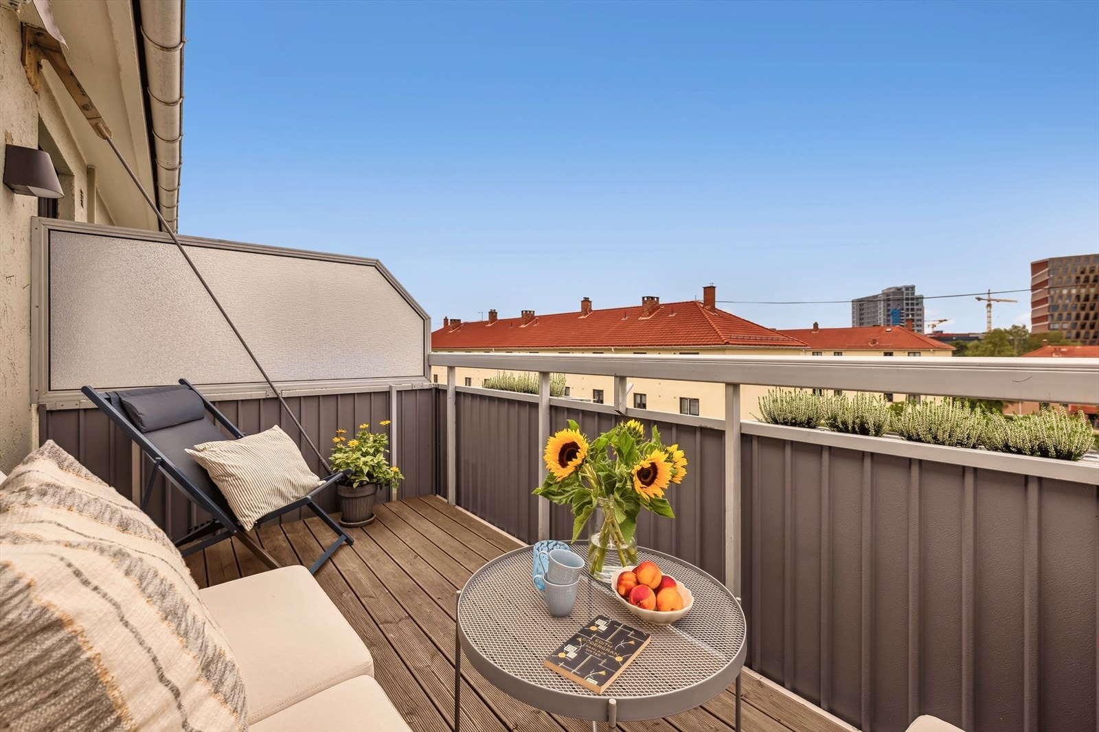 Solrik vestvendt balkong høytliggende i 4. etasje Galleribilde