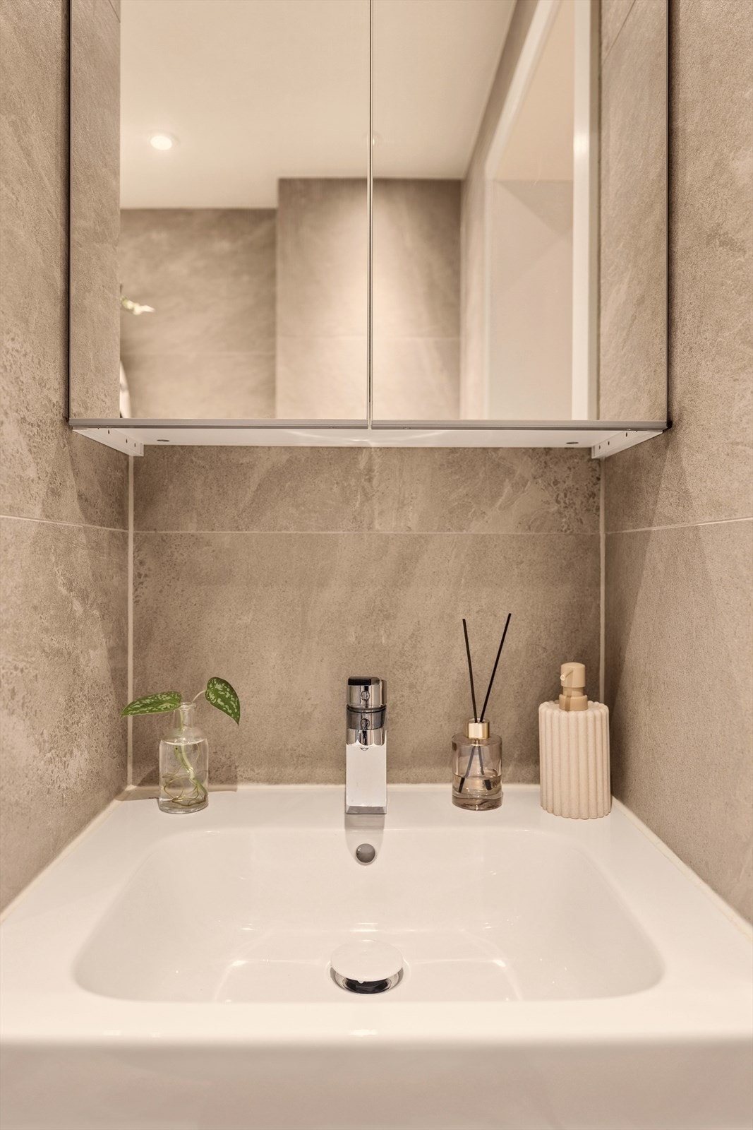 Lekker innfeldt løsning med speilskap og servant. Galleribilde