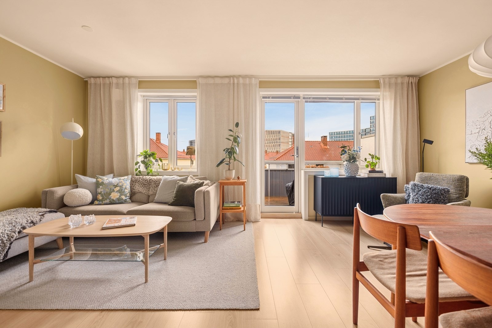 Romslig og lys nymalt stue med god plass til både spisebord og sofagruppe. Galleribilde