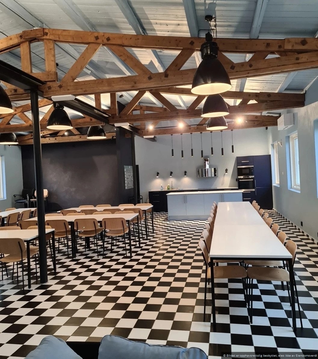 Felles sykkelbod i kjeller og 2 stk utleielokaler. Selskapslokale kan leies for en rimelig sum for diverse arrangementer. Galleribilde