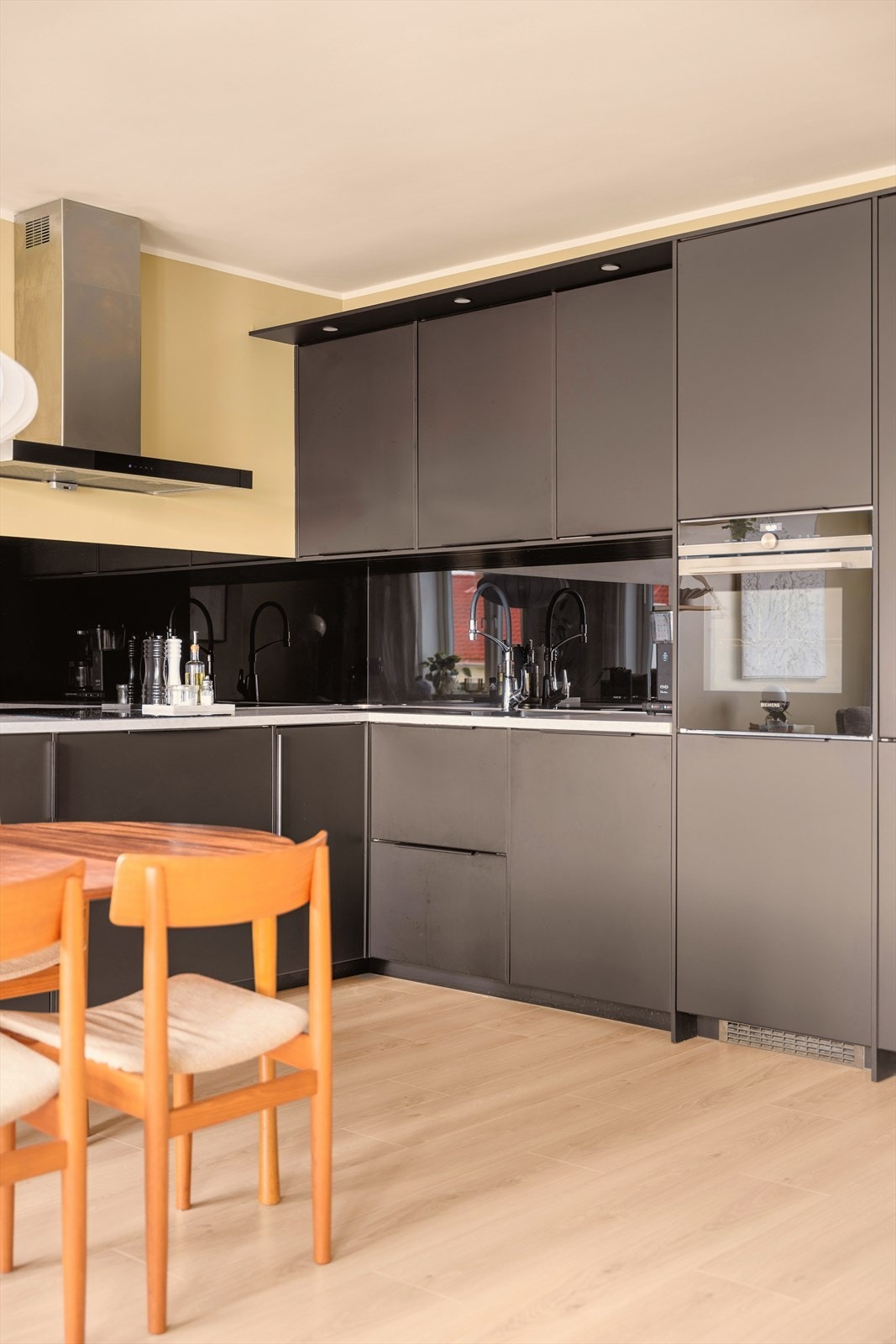 Masse skap- og benkplass samt integrerte hvitevarer. Galleribilde