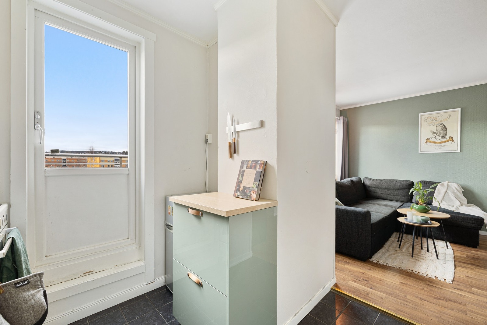 Delvis åpen stue/kjøkken løsning, som skaper en romslig og sammenhengende følelse i boligen. Terrassedøren er med aluminium utvendig inndekning med 2-lags isolerglass. Galleribilde