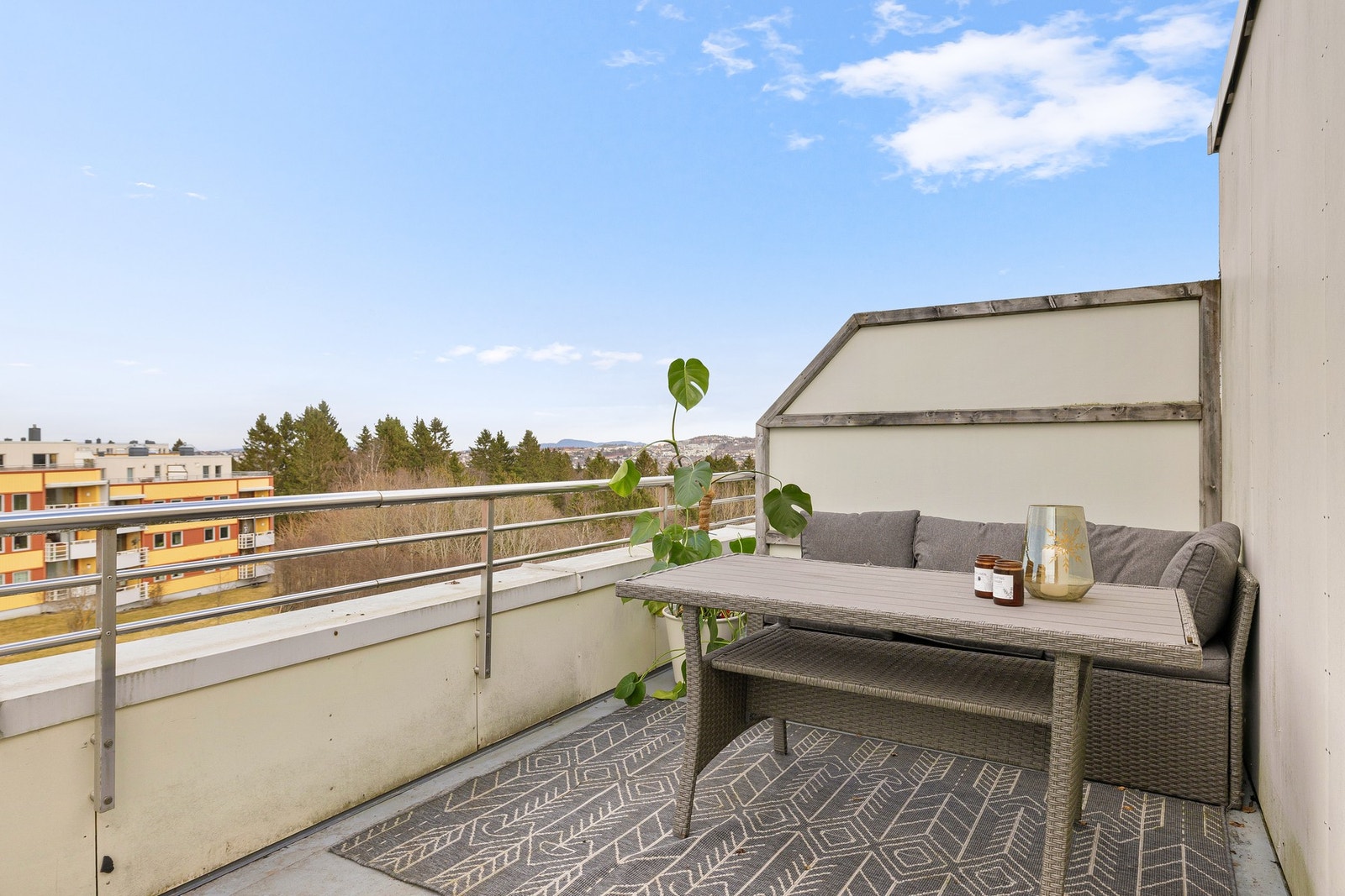 Her er det plass til både utemøbler og grill. Galleribilde