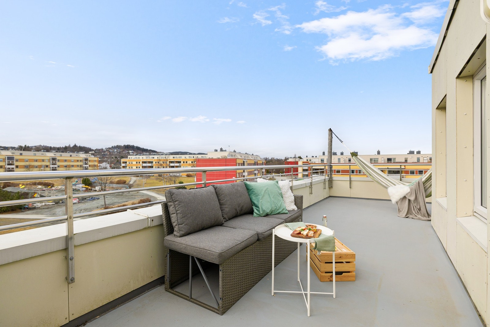 Terrassens størrelse gir gode muligheter for å etablere flere koselige sittegrupper. Galleribilde