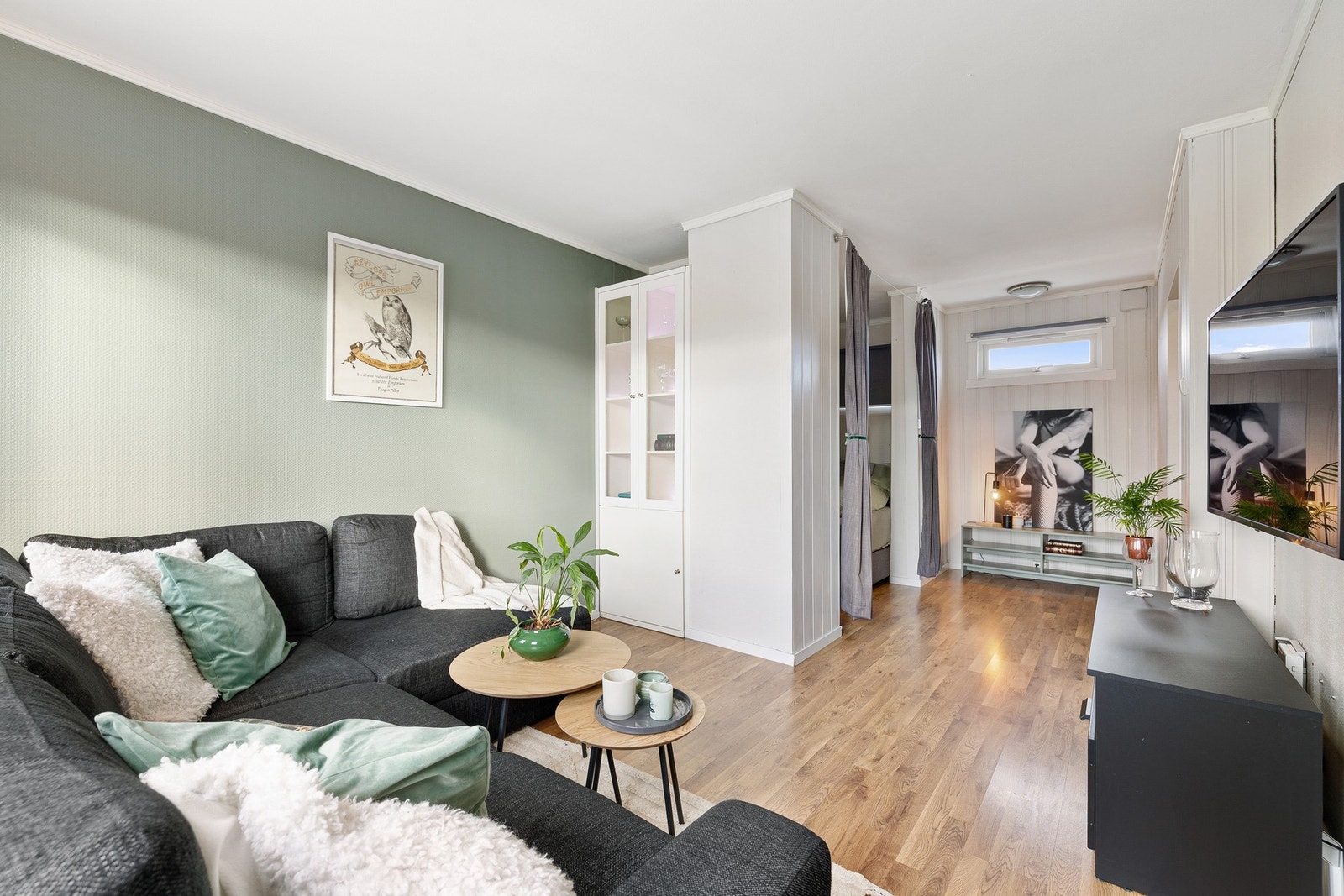 De store vinduene i stuen gir et fint naturlig lysinnslipp i leiligheten. Galleribilde