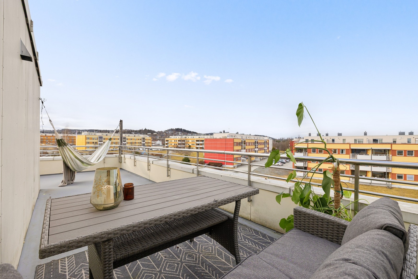 Den høytliggende beliggenheten i 4. etasje gir fint utsyn, med god avstand til byggene i område. Galleribilde