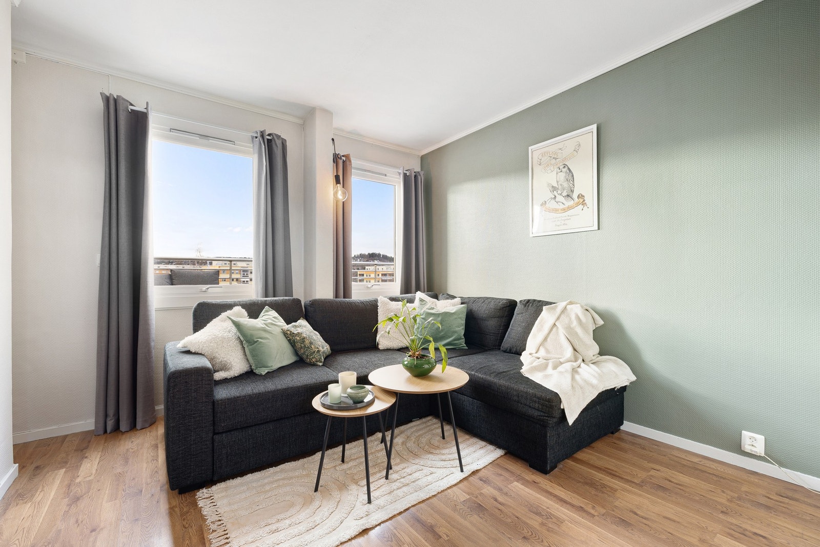 Stuen er på 11,5 kvm med en koselig sofakrok, det er laminat på gulv. Galleribilde