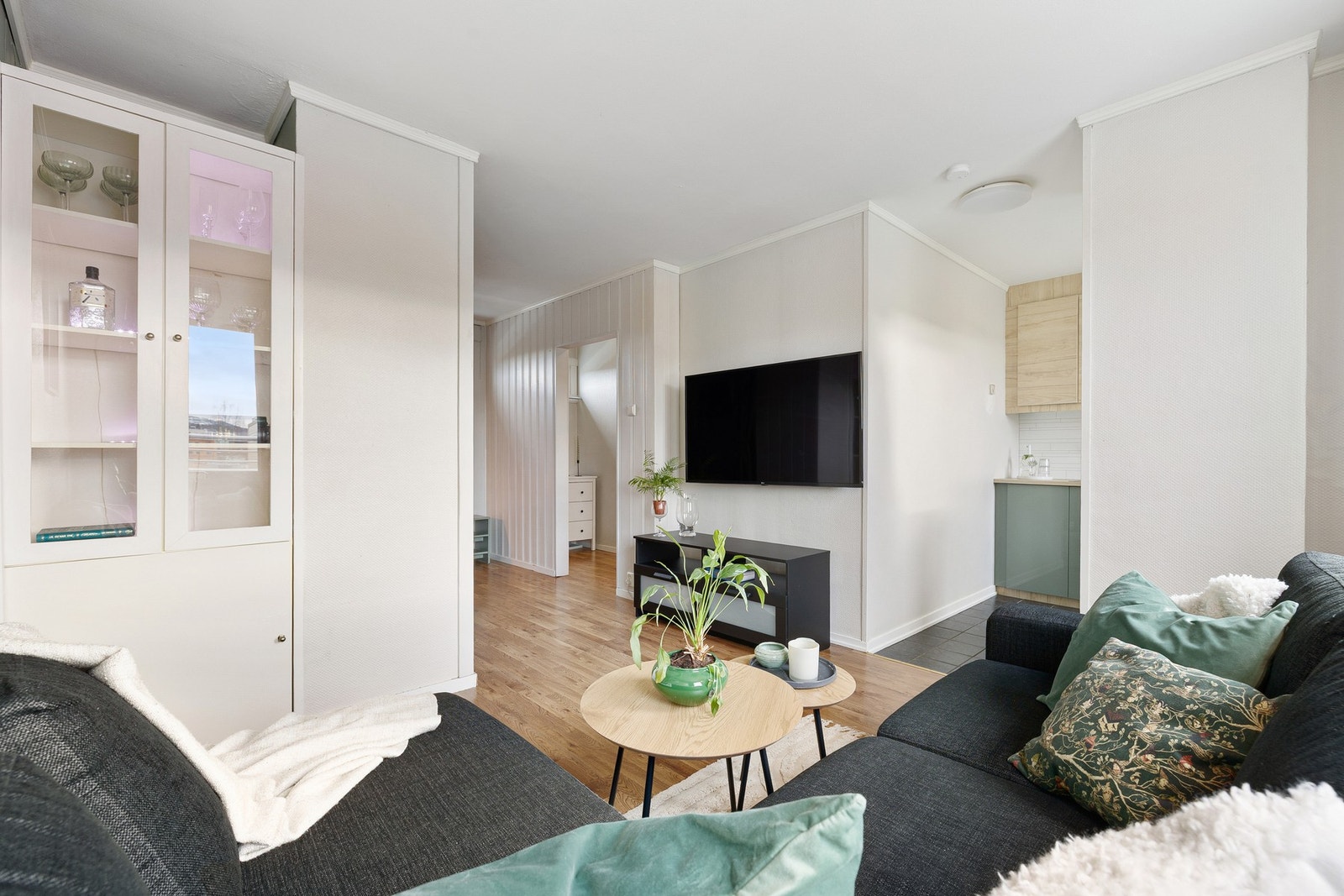 På stuen er det god plass til både hjørnesofa og TV-møblement, samt skap til oppbevaring. Galleribilde