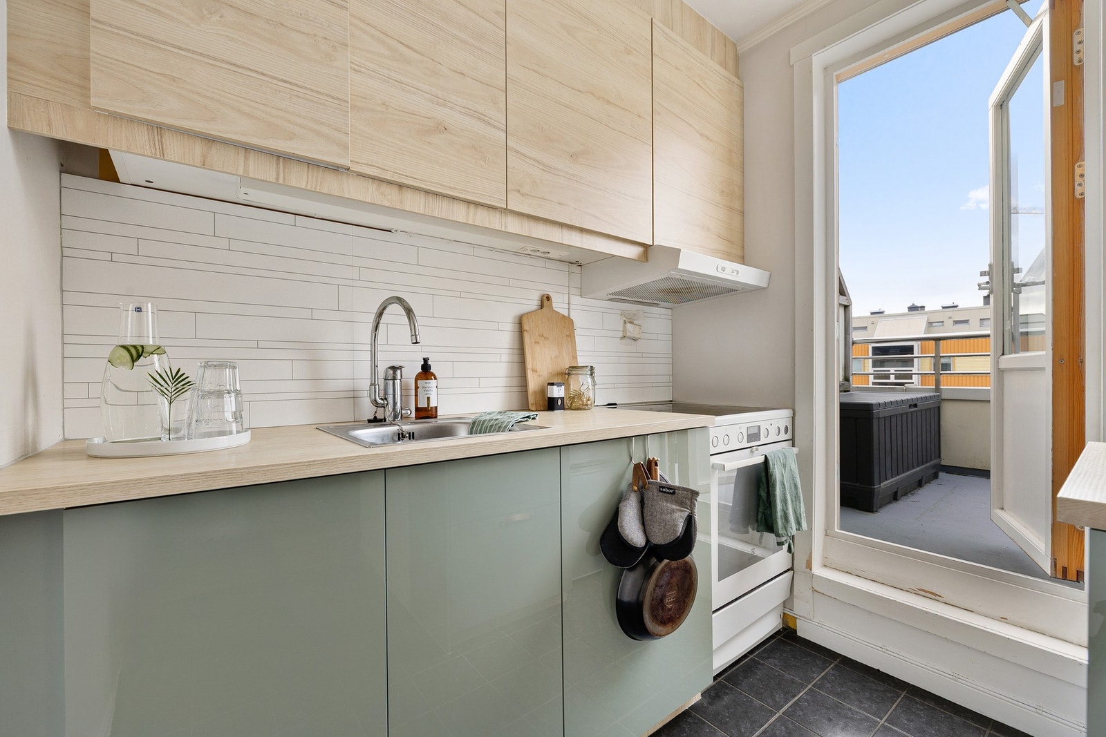 Direkte fra kjøkkenet er det utgang til terrassen, en perfekt forlengelse ved hyggelige sammenkomster og varme sommerdager. Galleribilde