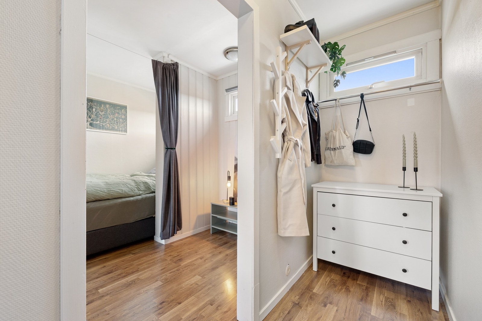 Leiligheten disponerer en bod i kjeller på 5 kvm. Det er mulighet for å leie parkeringsplass i garasje, med tilgang til EL-lading. Galleribilde