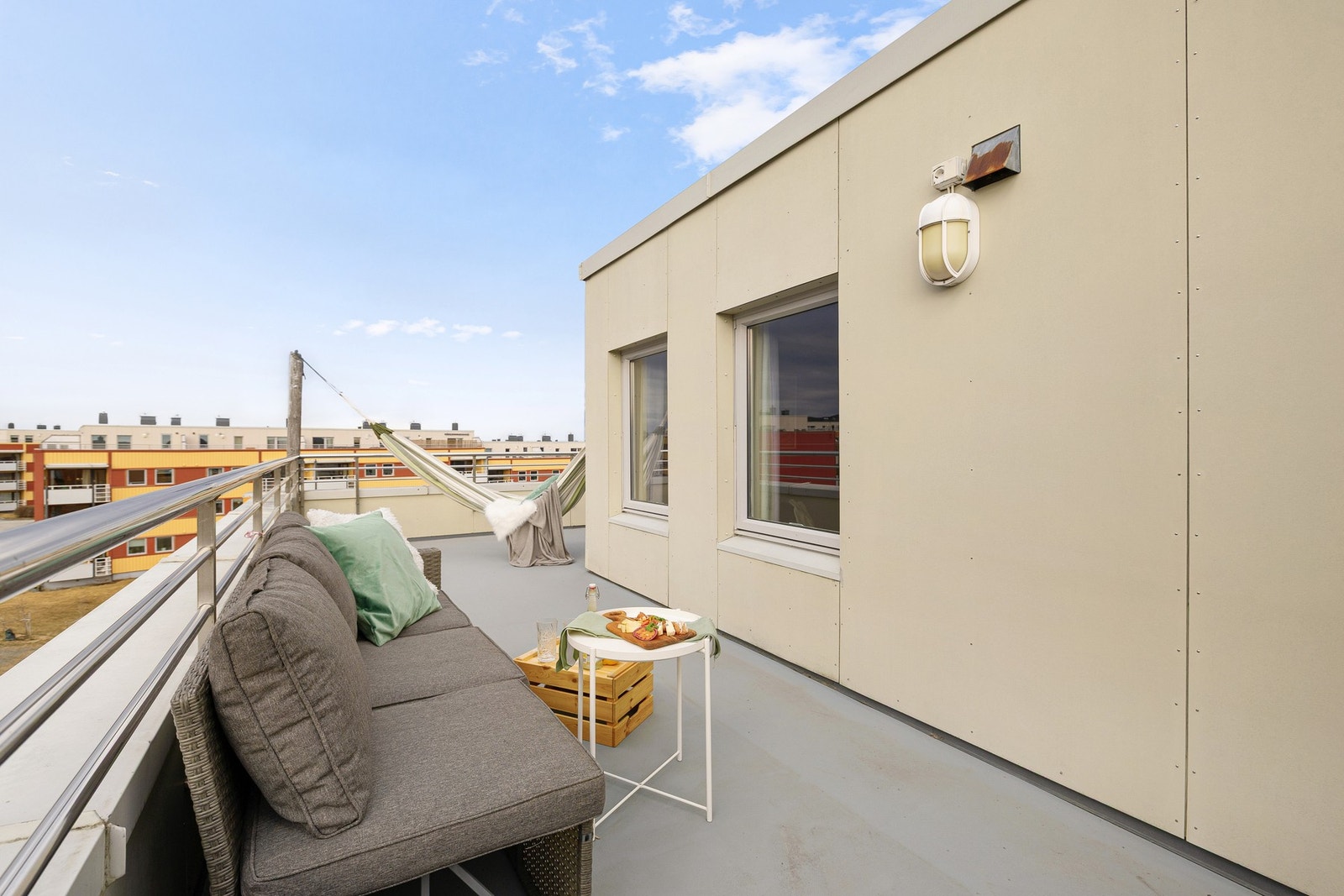 En privat uteplass og flott dagslys, perfekt for morgenkaffe eller lange sommerkvelder. Galleribilde