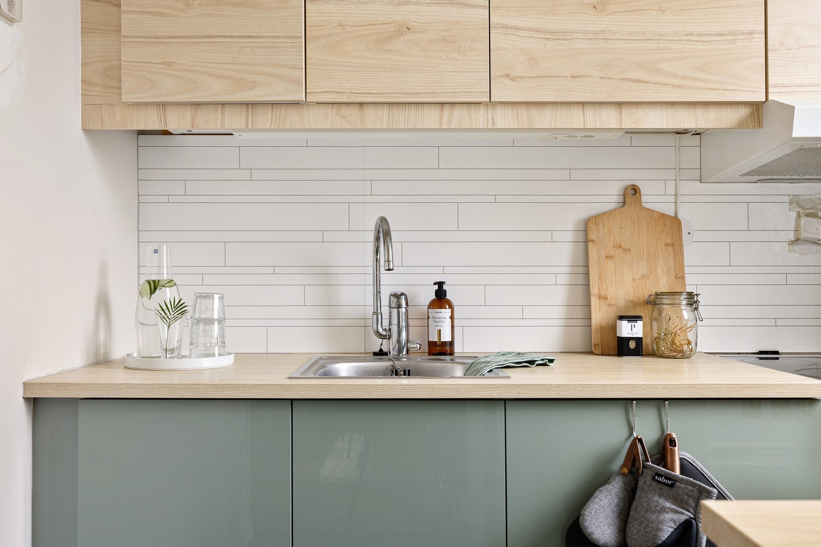 Laminert kjøkkeninnredning med glatte fronter og laminert benkeplate med nedfelt vaskekum. Gode oppbevaringsmuligheter i overskap. Galleribilde