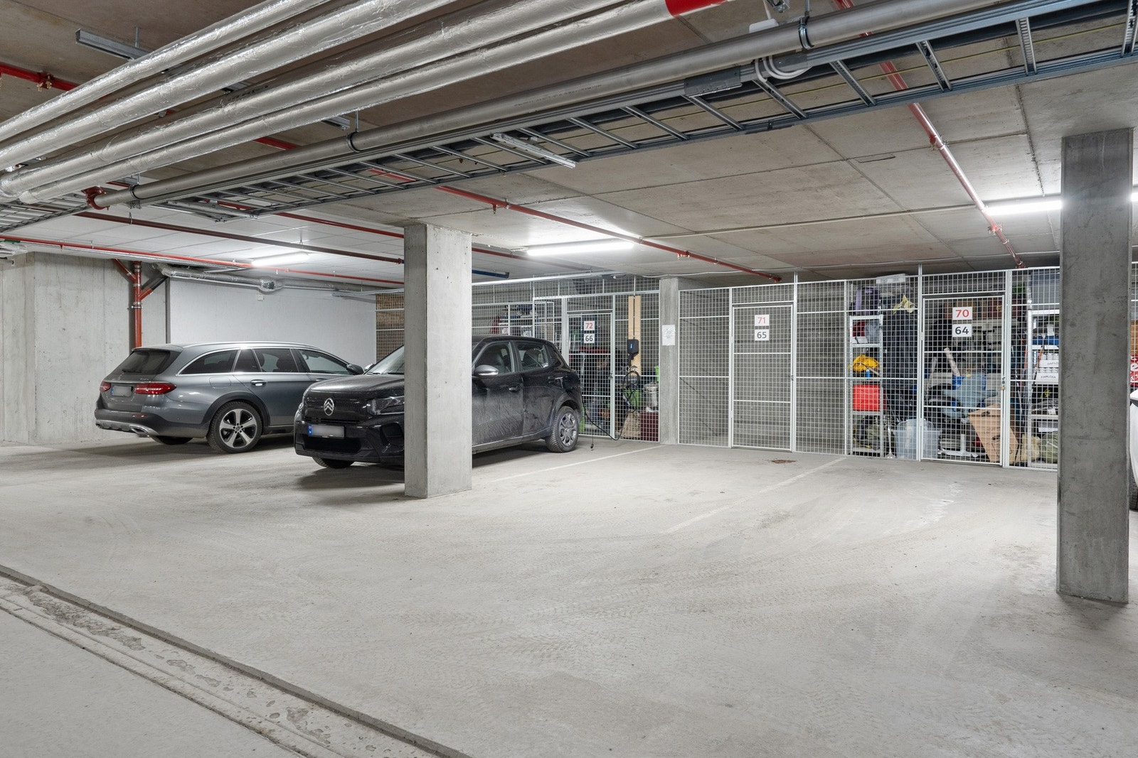 Seksjonen disponerer egen parkeringsplass i felles garasjekjeller. Galleribilde