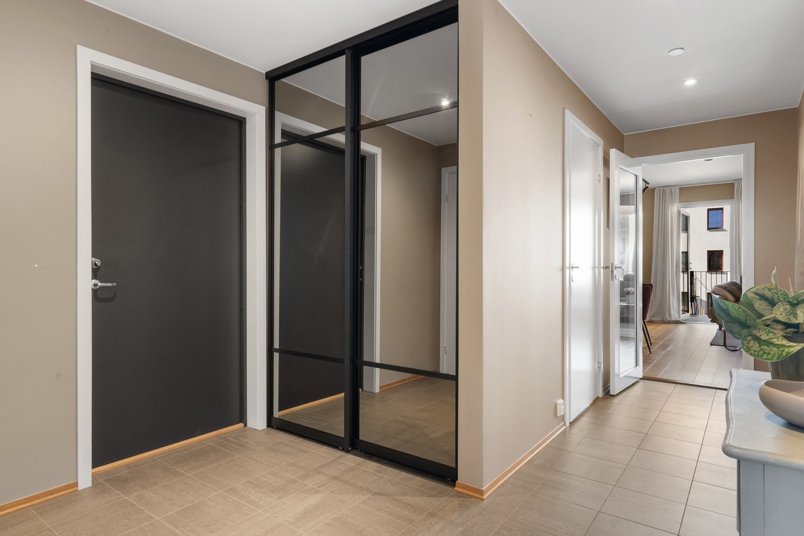 Entréen er pent flislagt og har varme i gulvet samt downlights i taket. Galleribilde