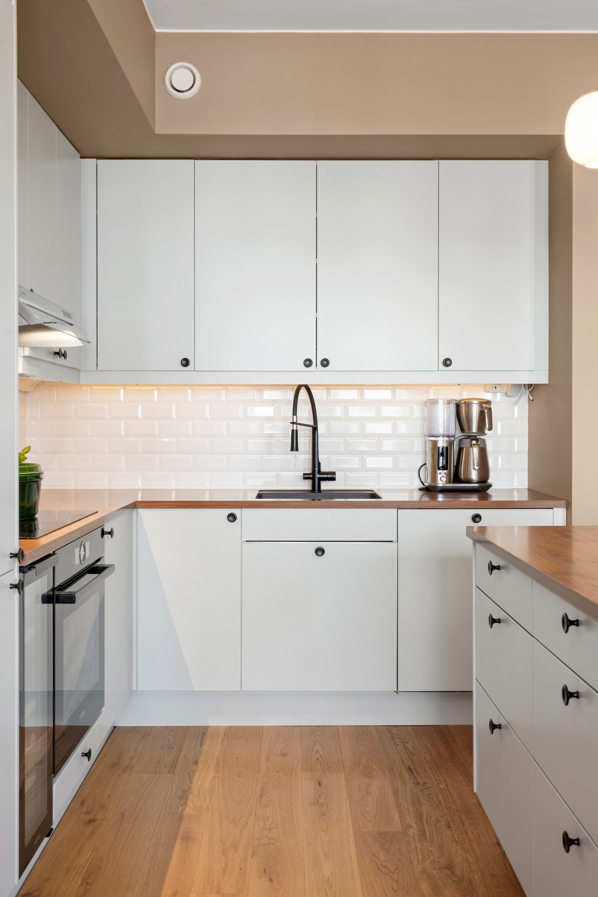 ellom over- og underskap er det montert lekre "subway-tiles". Galleribilde
