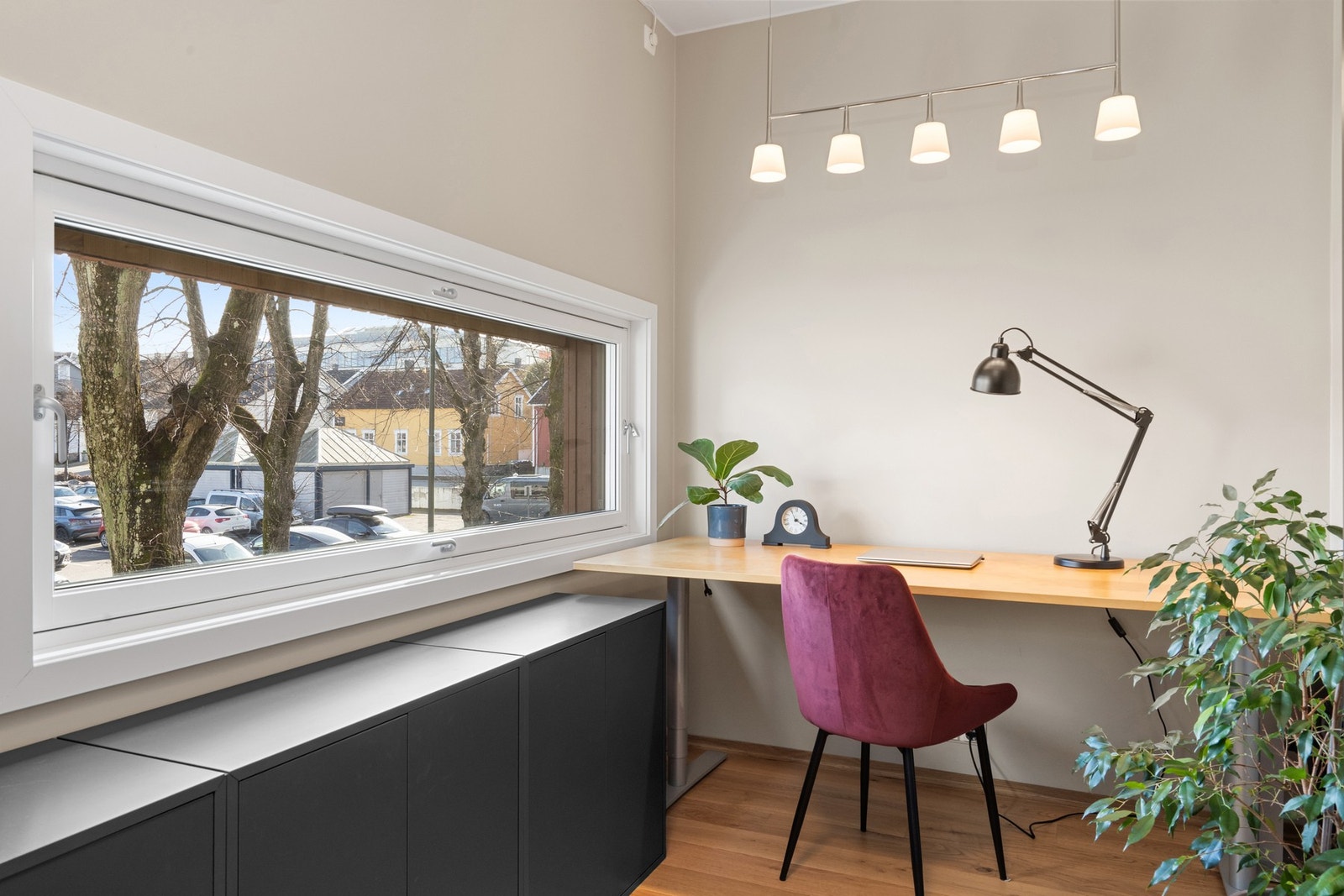 På soverom to er det en spesialtilpasset oppbevaringsløsning under det avlange vinduet, som kan medfølge mot et tillegg dersom ønskelig. Galleribilde