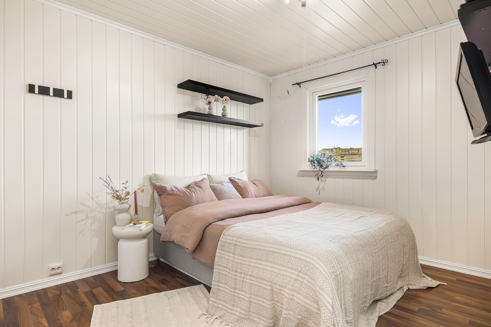 Hovedsoverom med plass til seng og garderobe Galleribilde