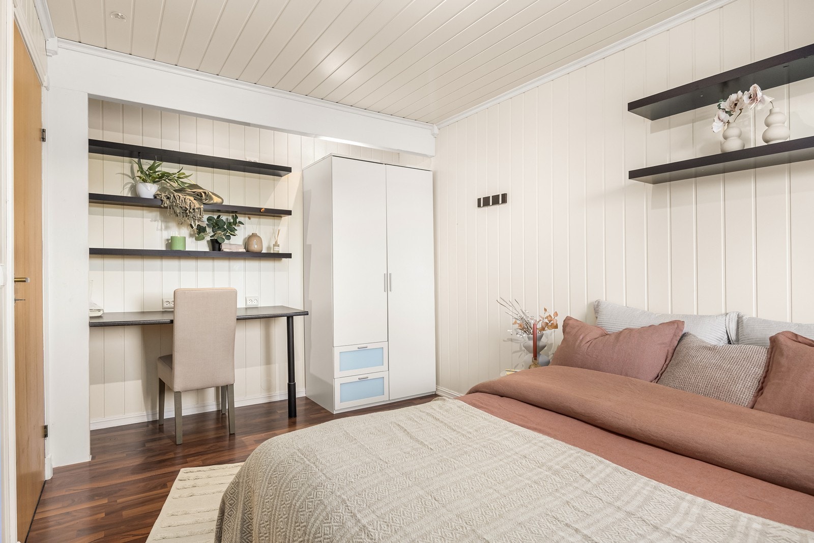 Gode oppbevaringsmuligheter på rommene. Galleribilde