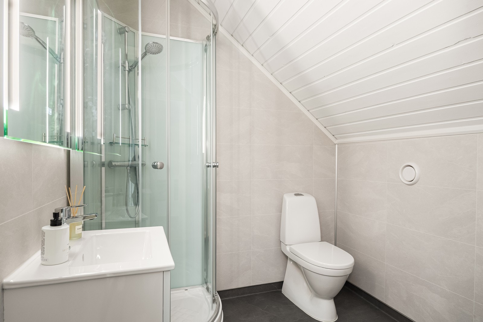 Bad i 2. etasje nylig modernisert i 2025. Galleribilde