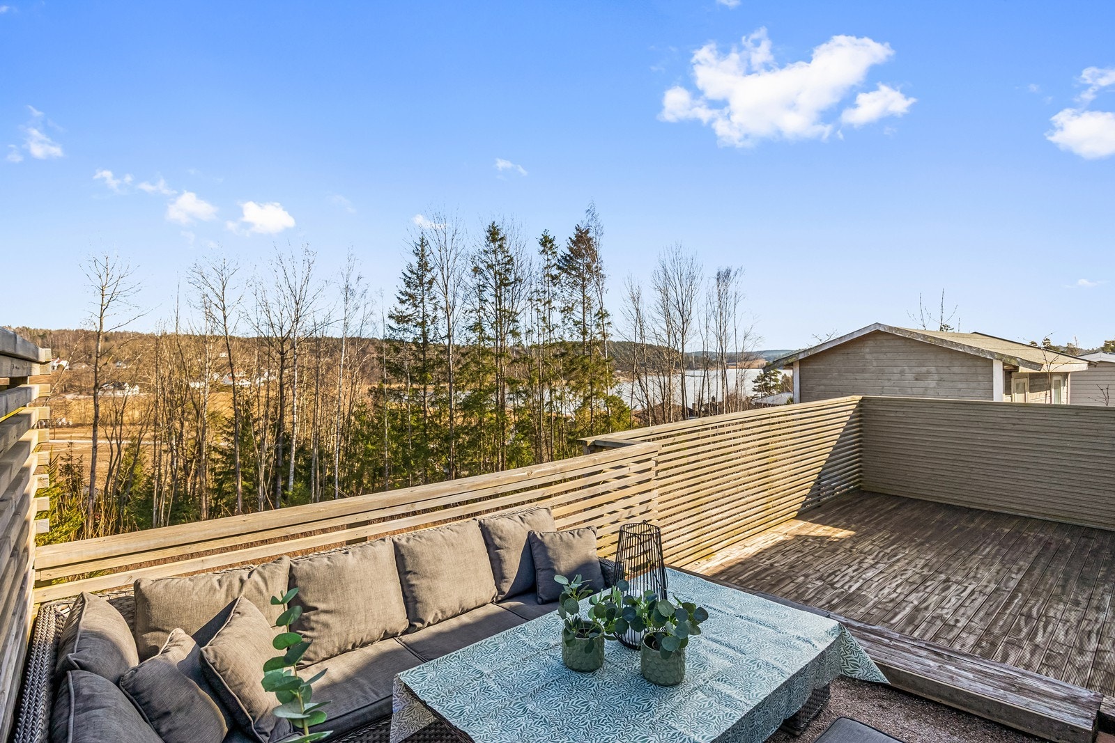 God plass til utemøbler og sosiale sammenkomster. Galleribilde