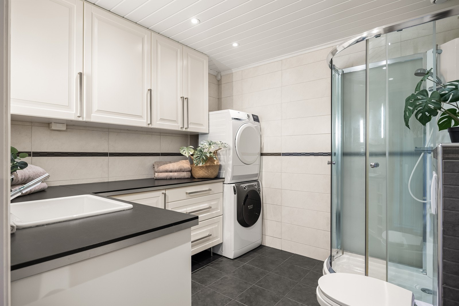 Bad/vaskerom i underetasje med praktisk løsning. Galleribilde