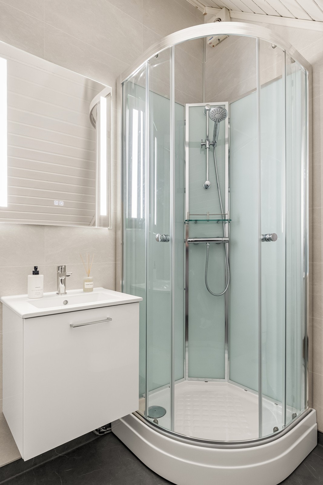 Funksjonelt bad med gode løsninger. Galleribilde