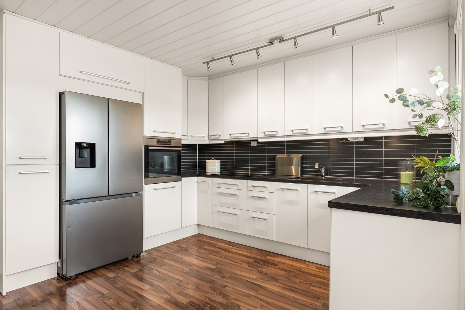 Praktisk kjøkken med gode arbeidsflater. Galleribilde