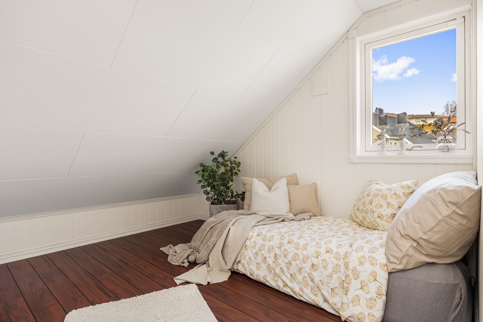 Lyst og trivelig soverom med gode muligheter. Galleribilde