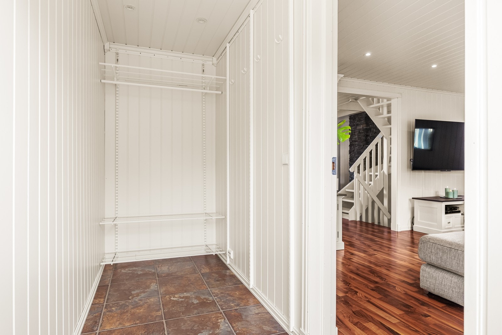 Praktisk entré med plass til yttertøy og sko. Galleribilde