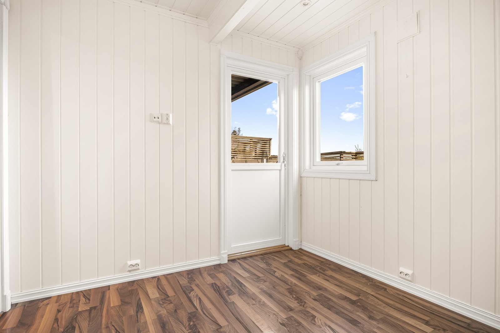 Soverommet i 1.etg har direkte utgang til romslig uteplass Galleribilde