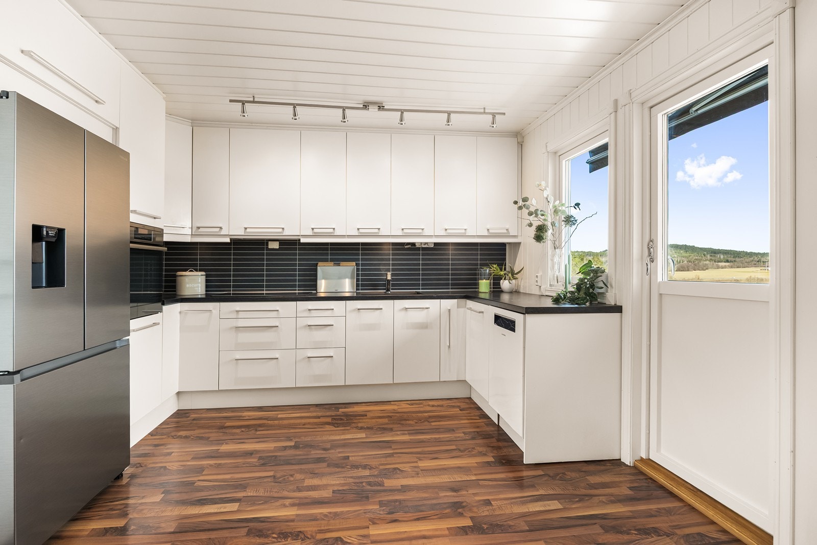 Kjøkken med slette fronter og god skapplass. Galleribilde